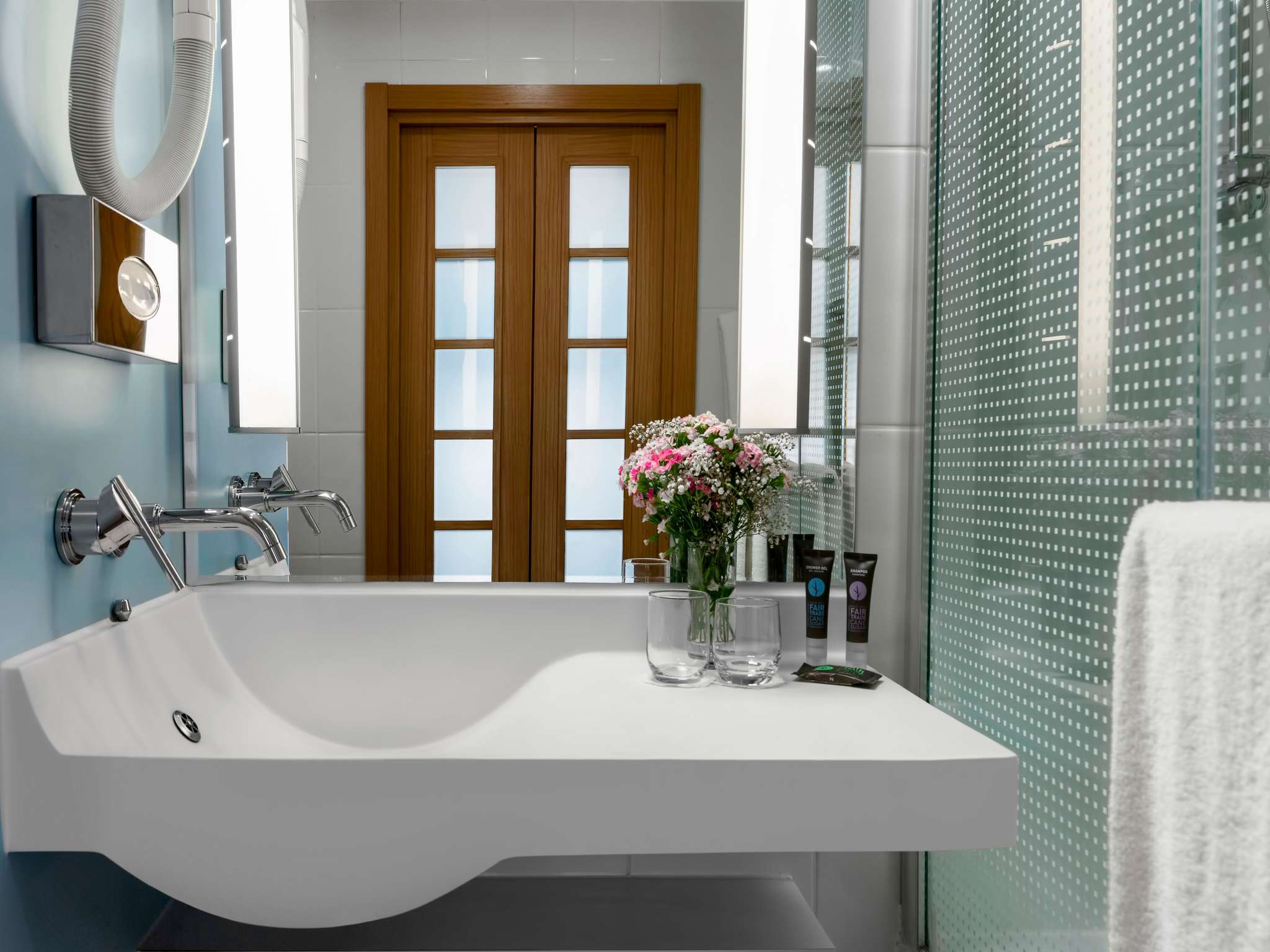 6710_rotwb_01_p_2048x1536